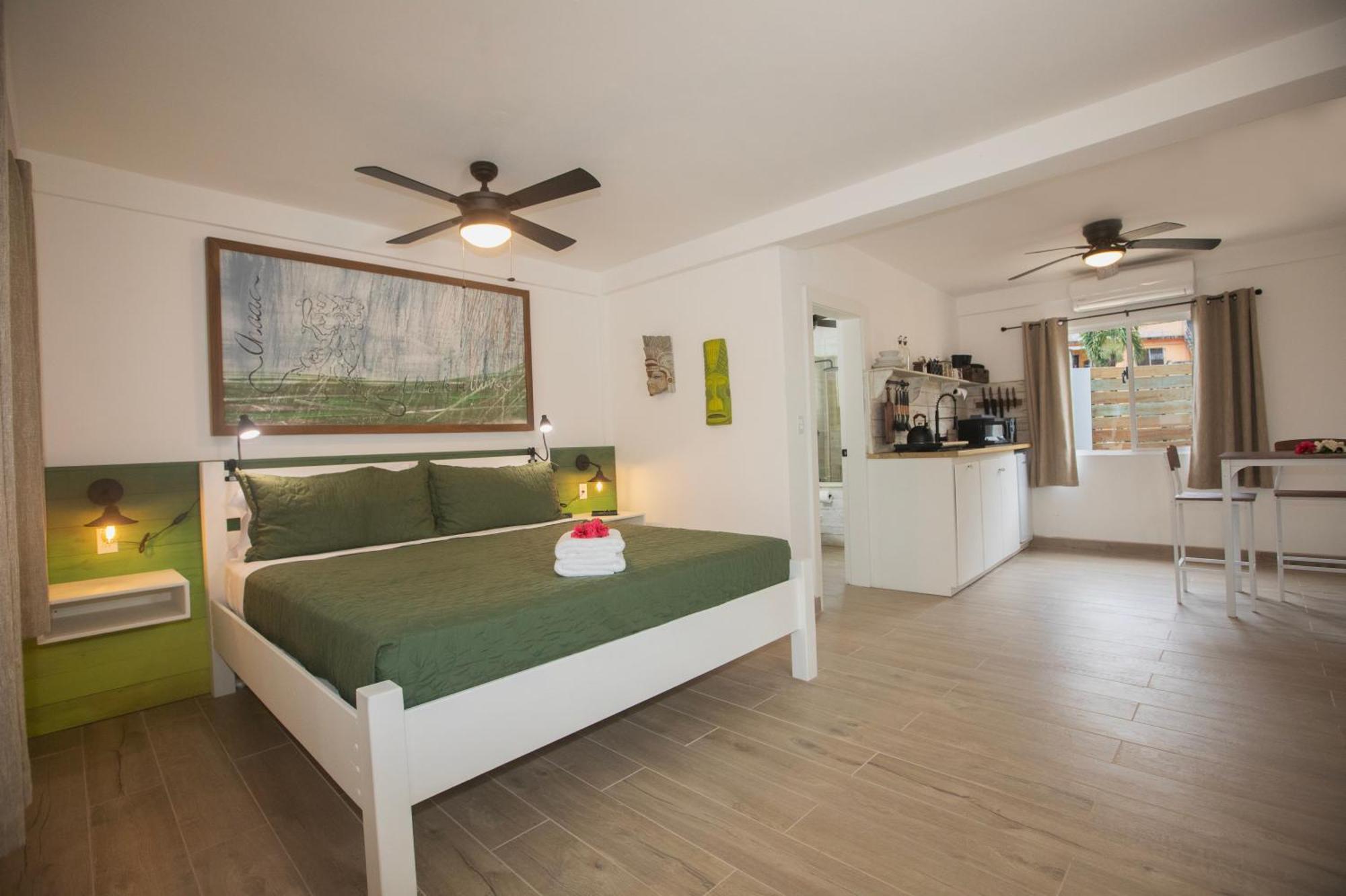 Treetops Hotel Caye Caulker Esterno foto